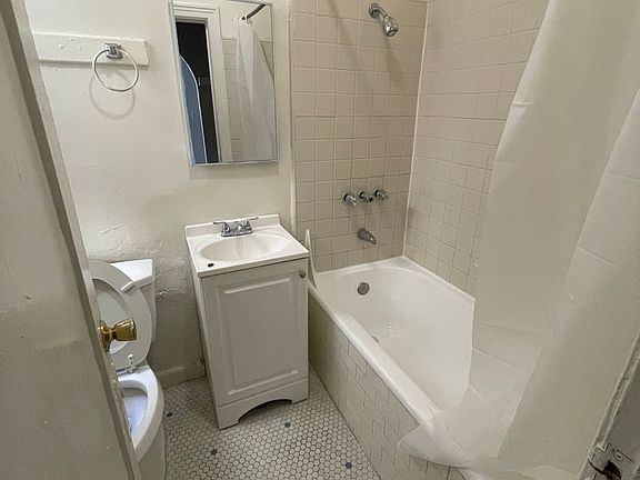 5th image of 542 N Alexandria Ave APT 204