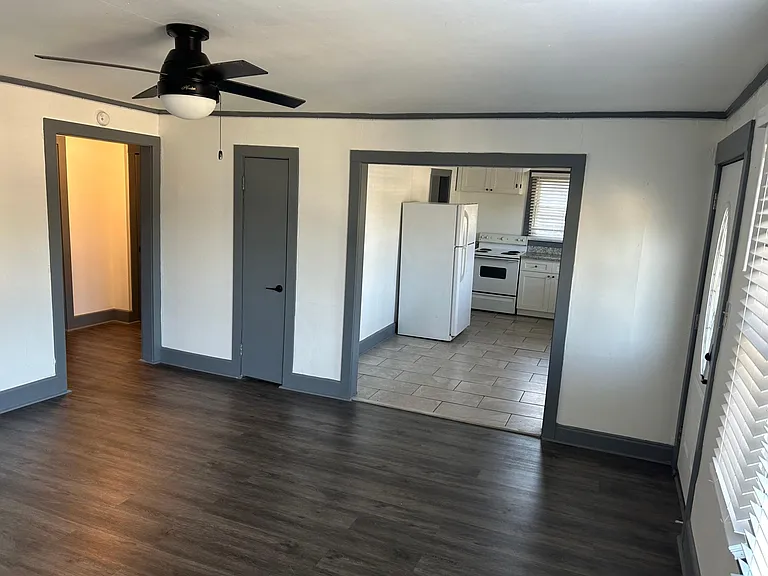 1110 Valley Ave — Photo 2
