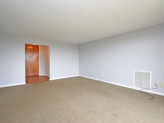 4th image of 5300 Hamilton Ave Unit 1609