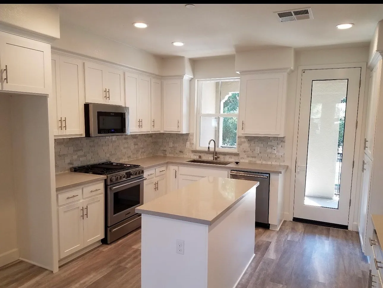3 bed, 1820 sqft, $4,200 — Photo 2