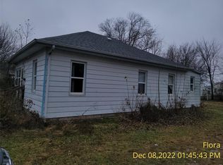 129 E Scudamore St, Flora, IL 62839