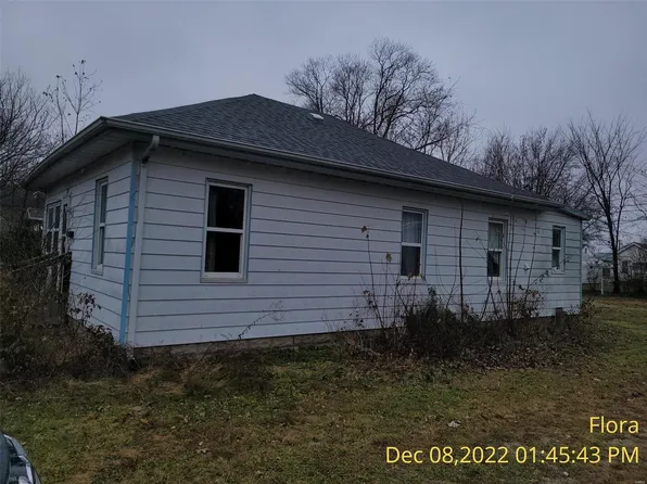 129 E Scudamore St, Flora, IL 62839