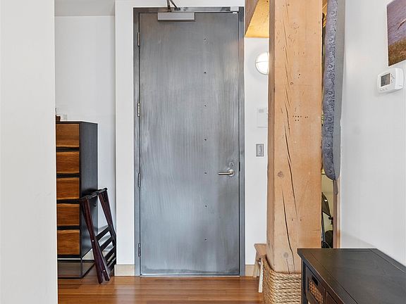 5th image of 1016 W Railroad Ave