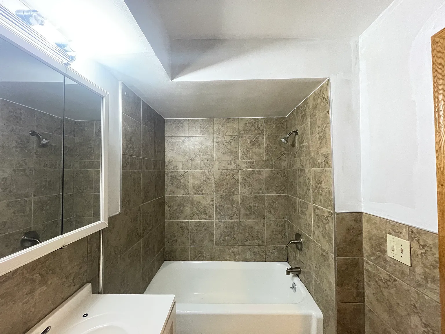 2 bed, 1000 sqft, $1,350 — Photo 4