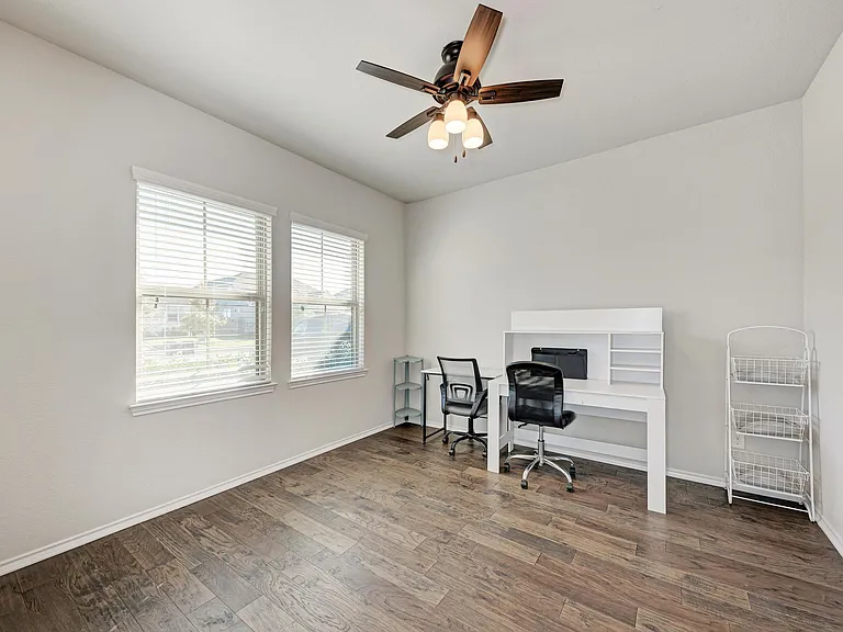 136 Finley St — Photo 3