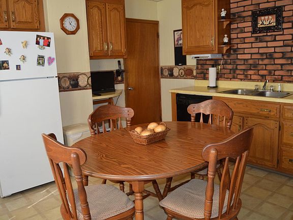 5th image of 147 Saint Clair St