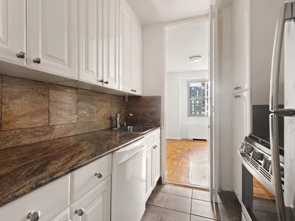 300 East 40th Street image 4 of 16