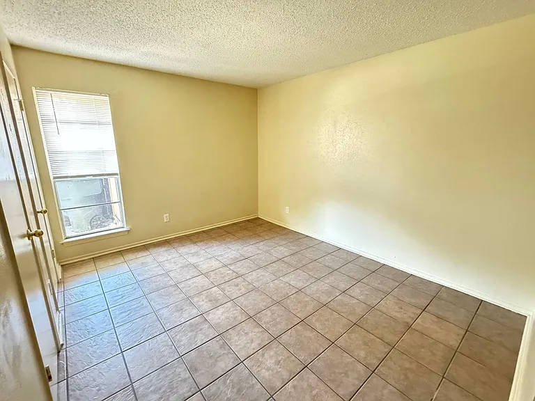 2206 Silverway Dr — Photo 12
