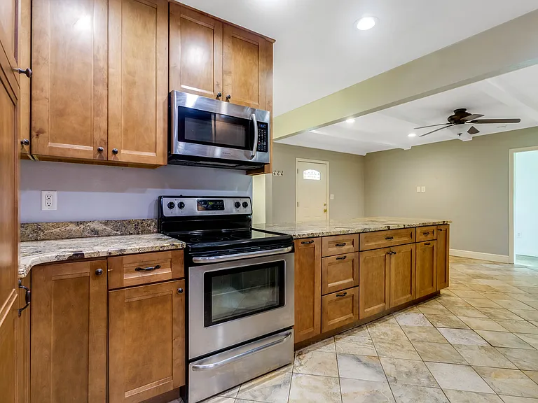 308 Hollywood Blvd SE — Photo 23
