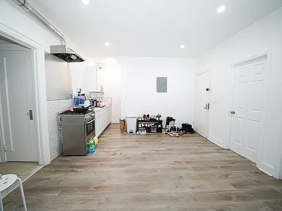 3rd image of 3263 47th St Floor 1