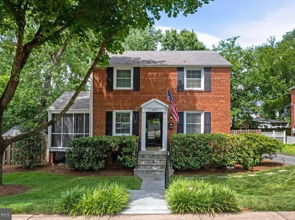 4907 Old Dominion Dr, Arlington, VA 22207
