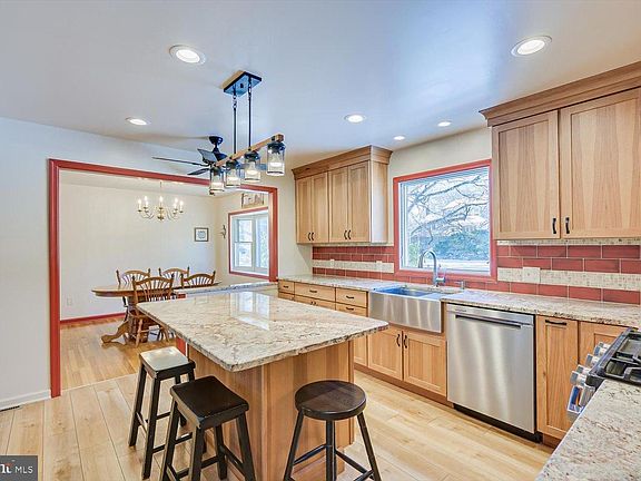 4th image of 221 Hickory Corner Rd