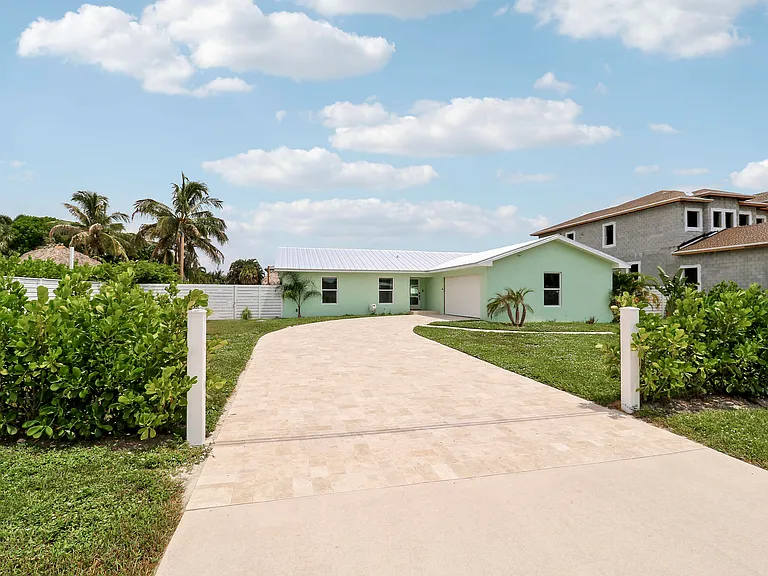 2443 E Edgewater Dr — Photo 5