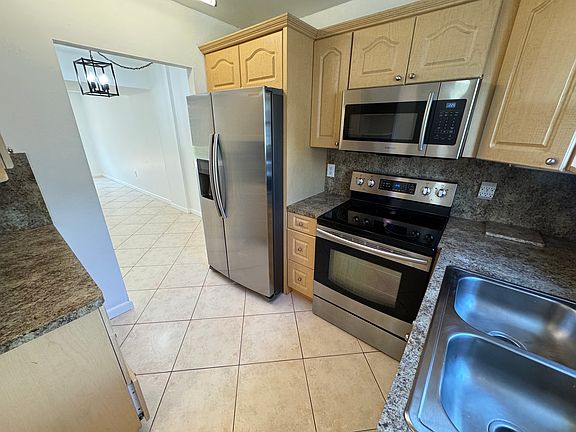 3rd image of 801 W Oakland Park Blvd APT B9