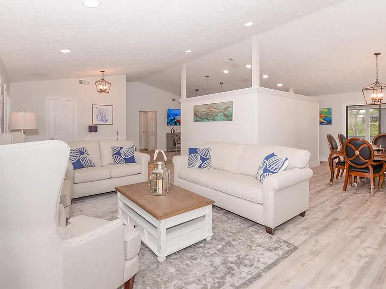 2411 NE Pinecrest Lakes Blvd — Photo 7