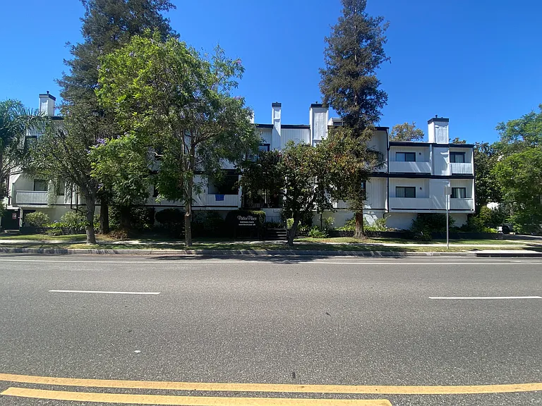 14411 Riverside Dr #10 — Photo 1