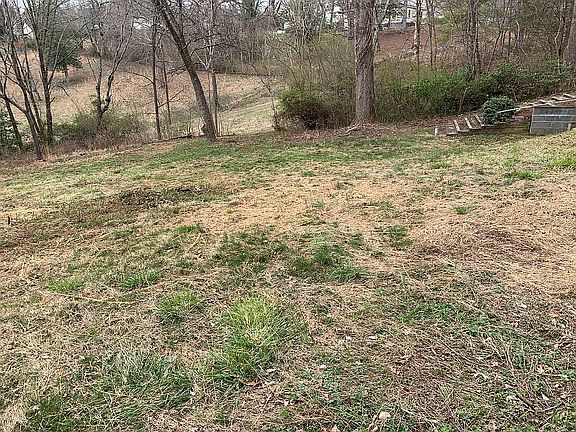 5th image of 114 Roberts Ln