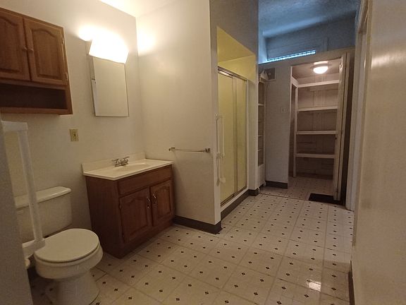 Big bathroom with shower and lots of closet space