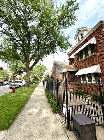 2nd image of 1630 W 38th Pl
