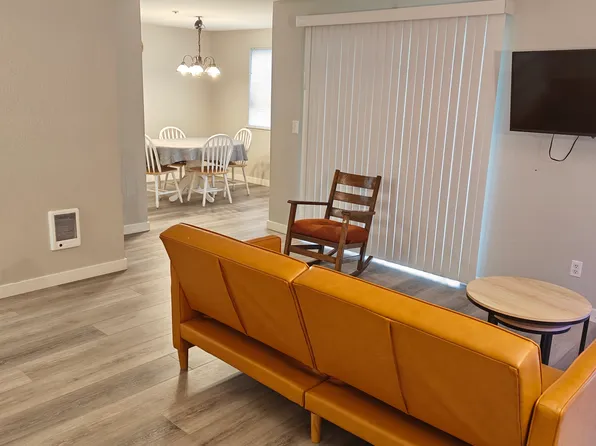 19230 Forest Park Dr NE APT J130, Lake Forest Park, WA 98155