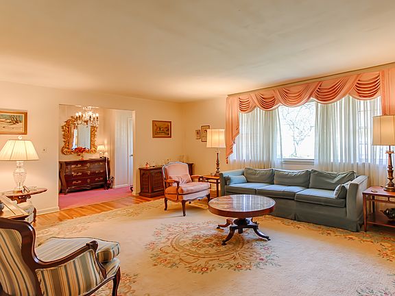3rd image of 2 Acorn Pl