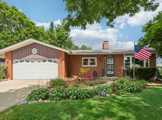 1900 Country Knoll Ln, Elgin, IL 60123