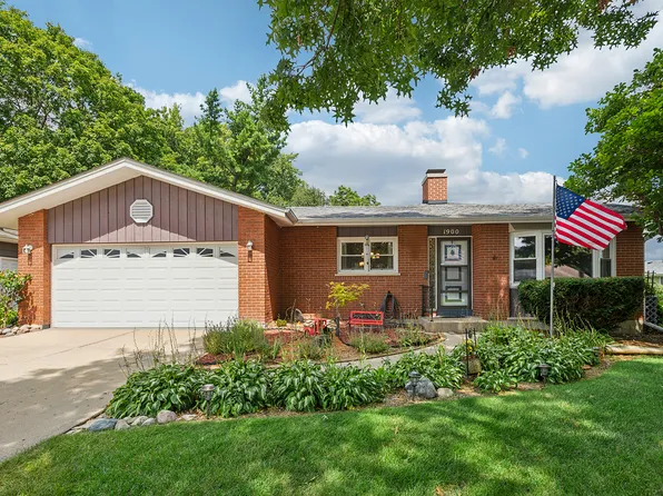 1900 Country Knoll Ln, Elgin, IL 60123