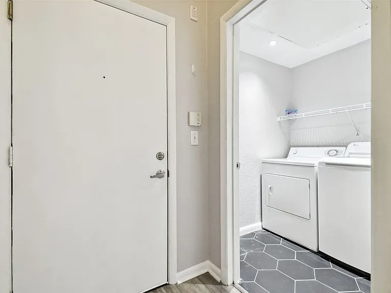 2402 W Azeele St #418 — Photo 32