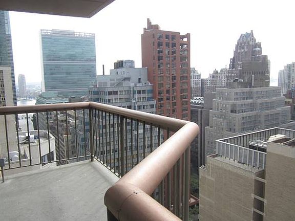 4th image of 200 E 44th St