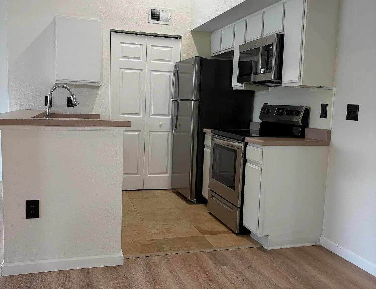 141 SW Palm Dr — Photo 3