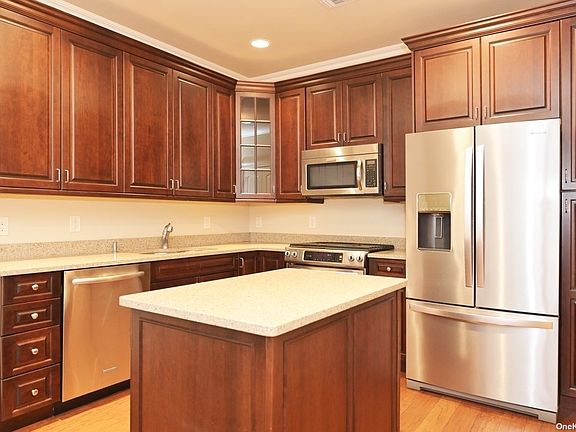 4th image of 386 Roosevelt Way