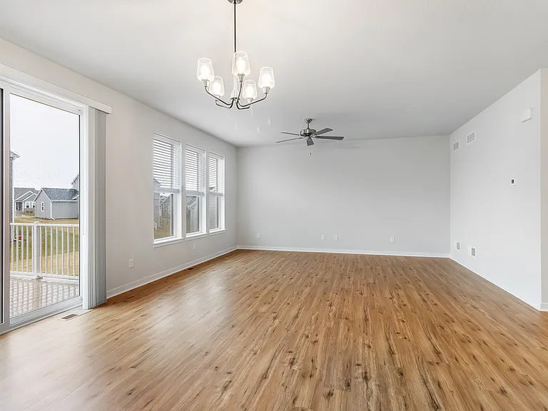 670 Lambert Dr — Photo 10