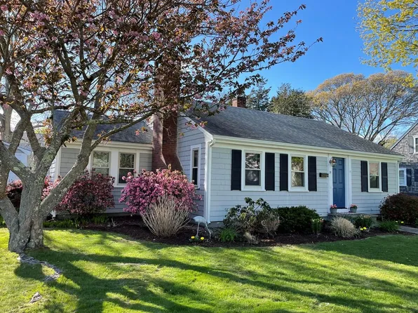 71 Robinson Rd, Falmouth, MA 02540