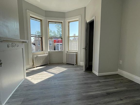 3rd image of 486 Mercer St APT 2R