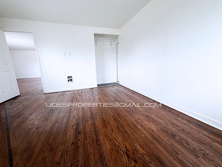 2412 Beacon Ave S #F — Photo 8
