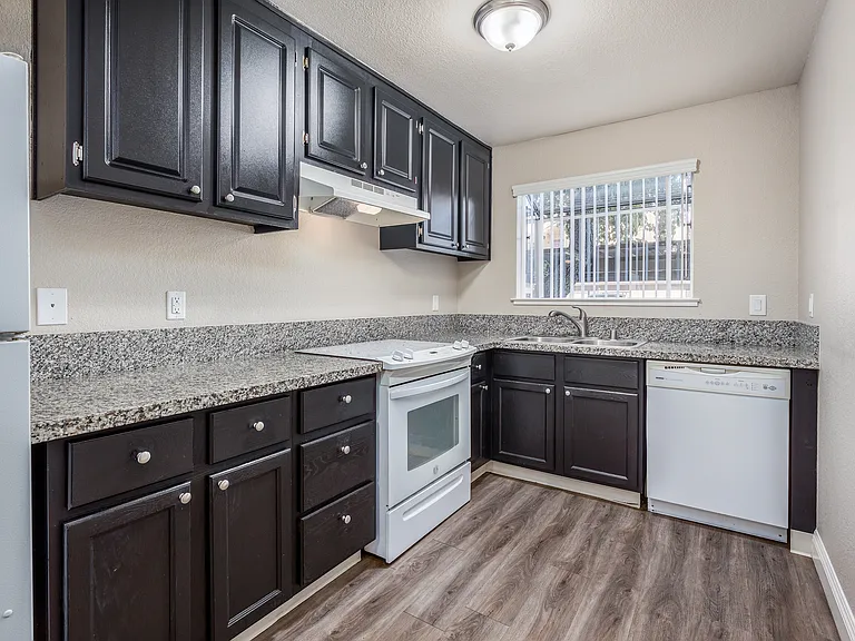 College Grove Apartments — Photo 4