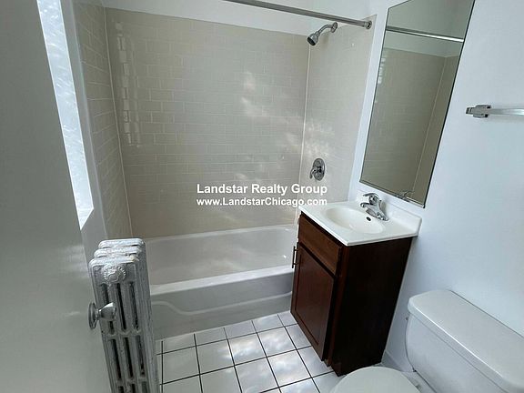 3rd image of 4758 N Maplewood Ave #202
