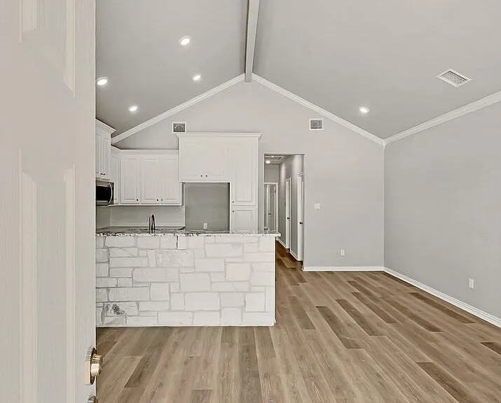 606 Alamo Dr — Photo 3