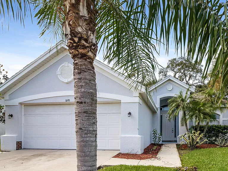 1645 The Oaks Blvd — Photo 1