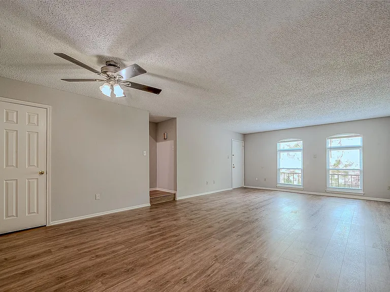 432 N Post Oak Ln — Photo 9
