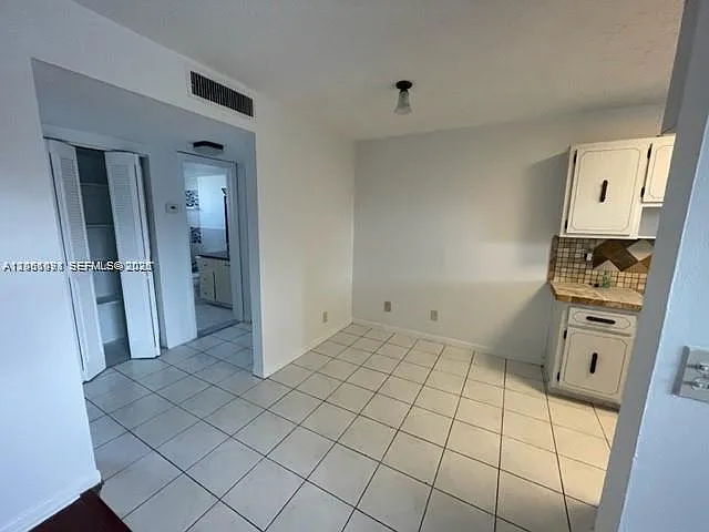 Crystal Condo — Photo 4