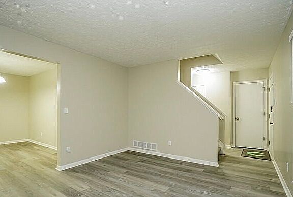 3rd image of 216 Hawthorn Blvd