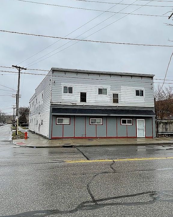 1st image of 3229 W 73rd St