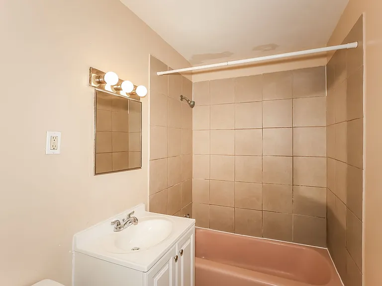 1015 York Ave — Photo 37