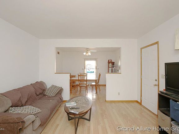 4th image of 128 Burt St SE