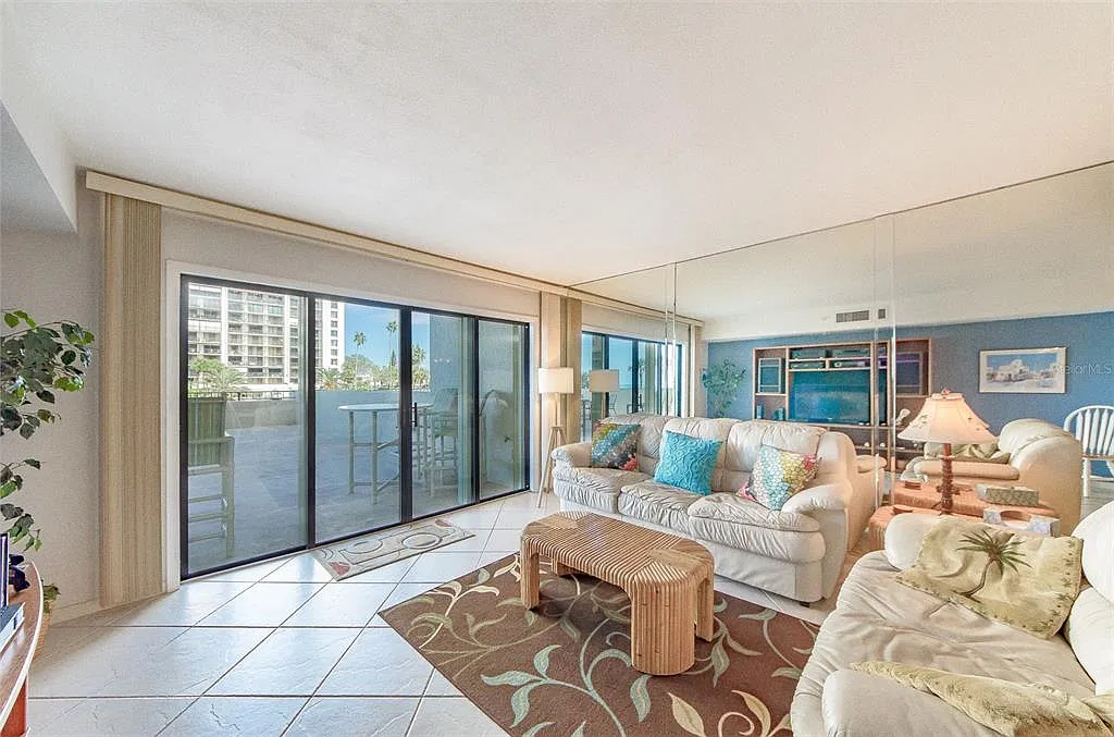 2 bed, 2.0 bath, 1331 sqft, $5,000 — Photo 4