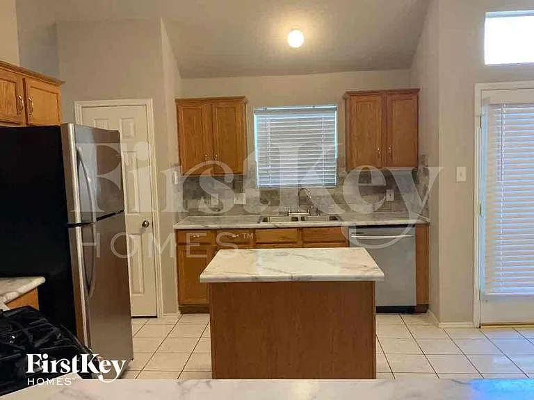 1933 Cochran Dr — Photo 3