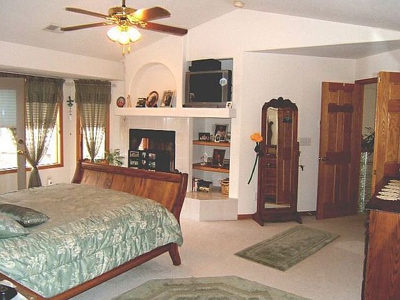 Master suite w/ fireplace