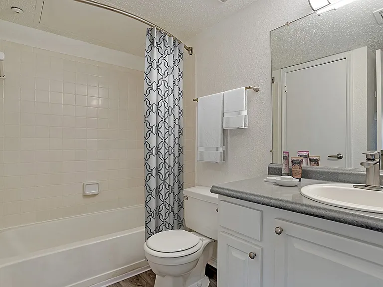 Reflection Pointe Apartments — Photo 24