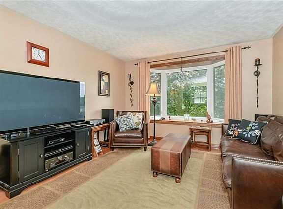 4th image of 167 Harvard Rd